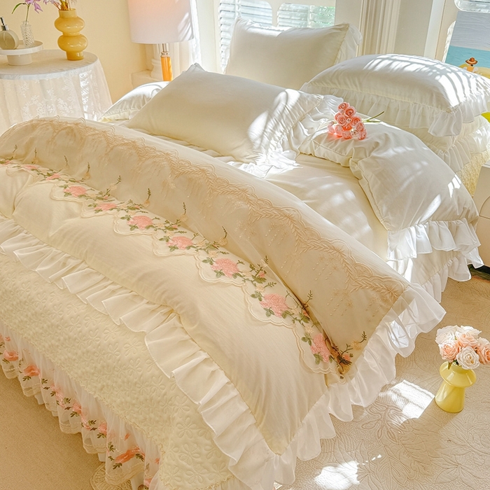 91家纺网 家纺一手货源 找家纺 大麦家纺2025新款年新款亲肤花边款床盖四件套  甜心小姐-奶昔白