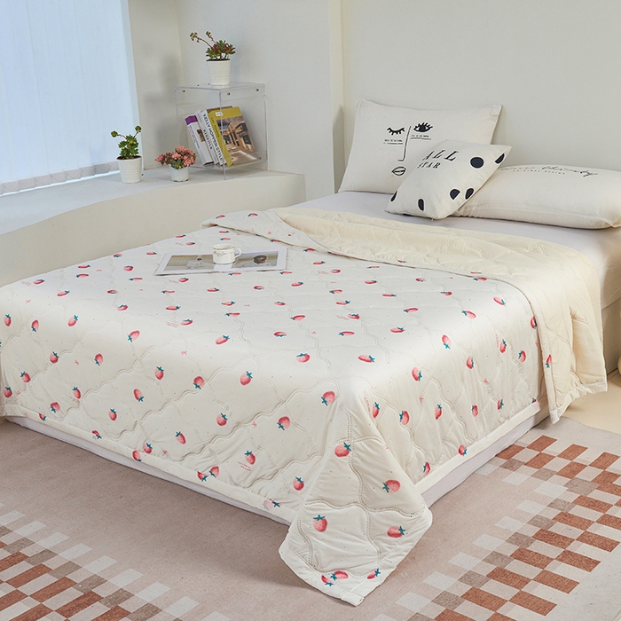 91家纺网 家纺一手货源 找家纺 被多多被业 2025新款凉感丝印花夏被夏凉被空调被 小草莓