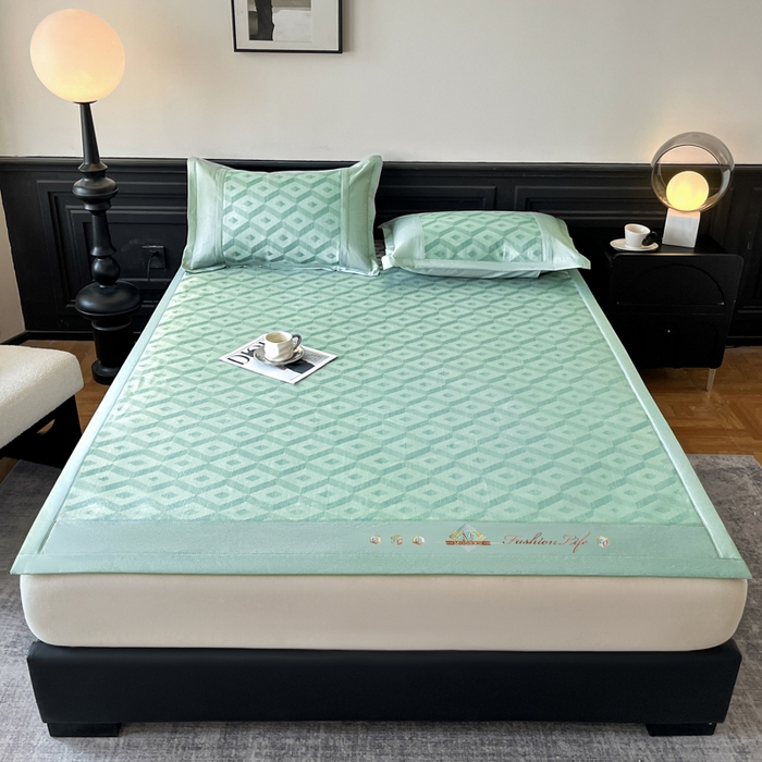 91家纺网 家纺一手货源 找家纺 鑫琪莱家纺 2025新款冰柔凉感丝凉席席子三件套 摩登立方-绿-床席款