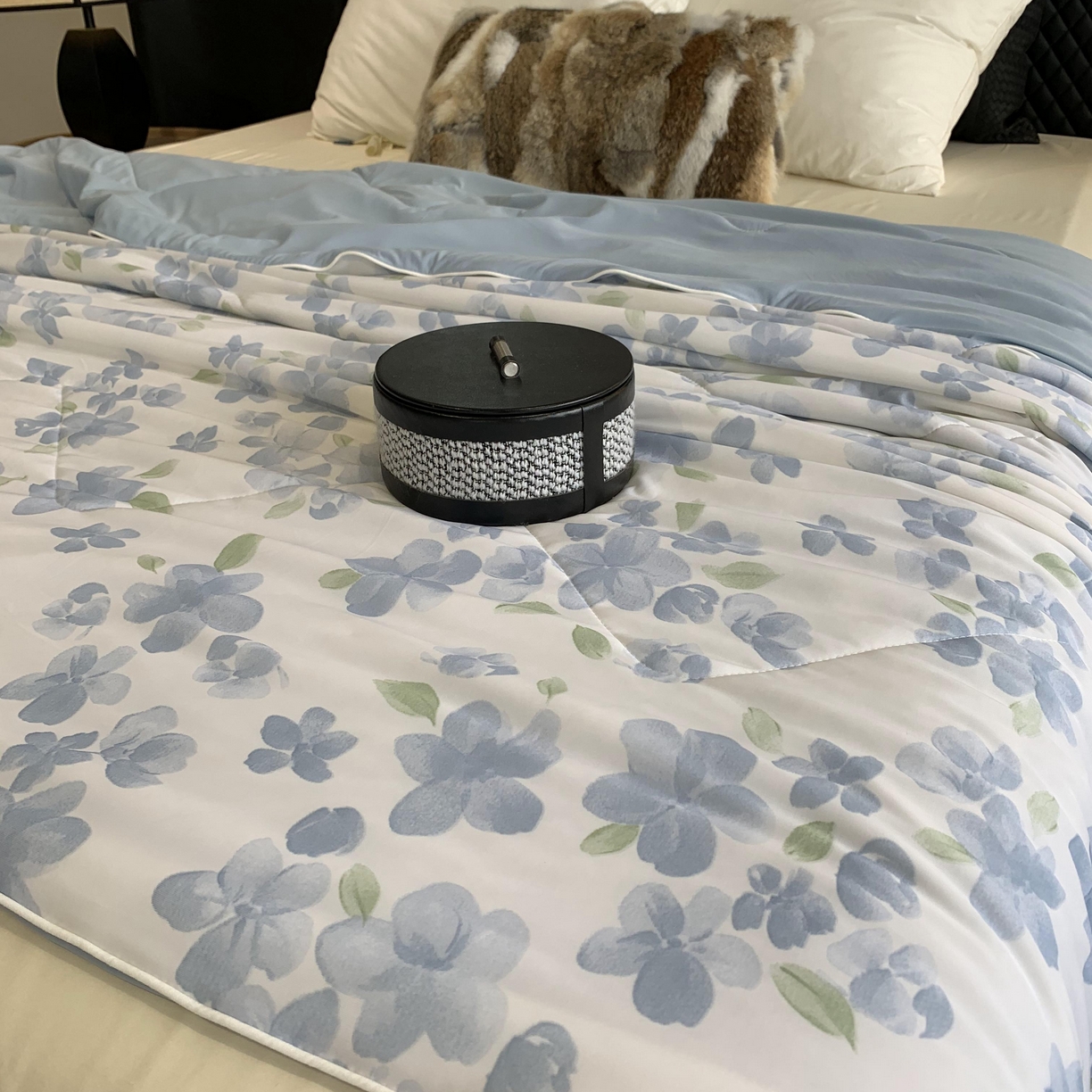 91家纺网 家纺一手货源 找家纺 2025新款小冰皮夏凉被锦纶氨纶面料空调夏被凉感丝单夏被空调被 清凉一夏蓝