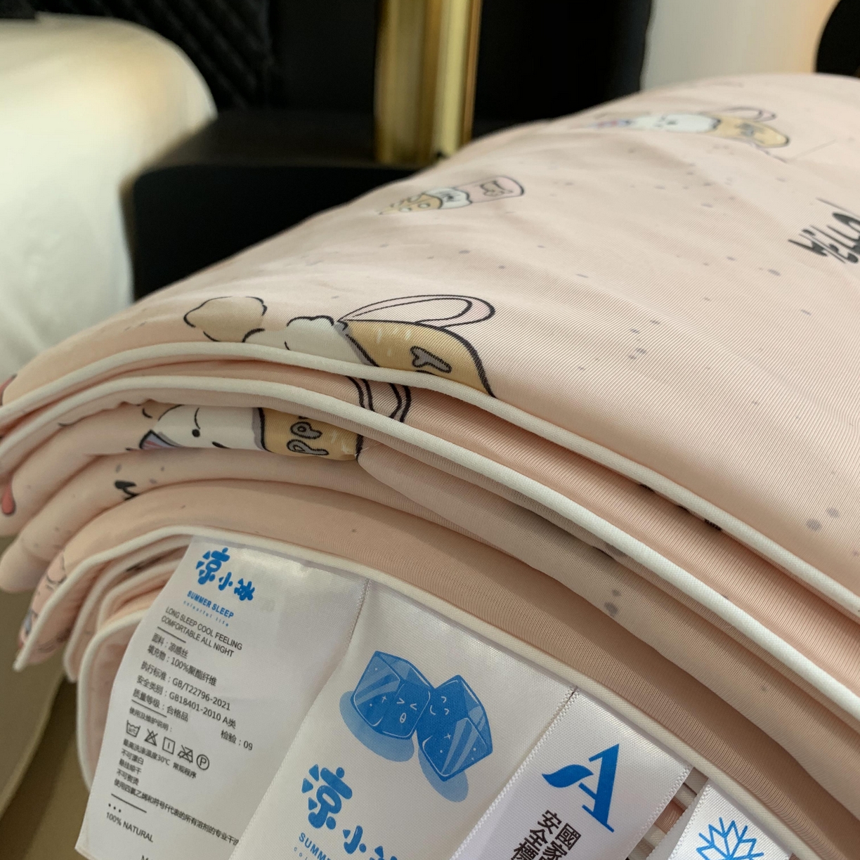 91家纺网 家纺一手货源 找家纺 2025新款小冰皮夏凉被锦纶氨纶面料空调夏被凉感丝单夏被空调被 小兔粉