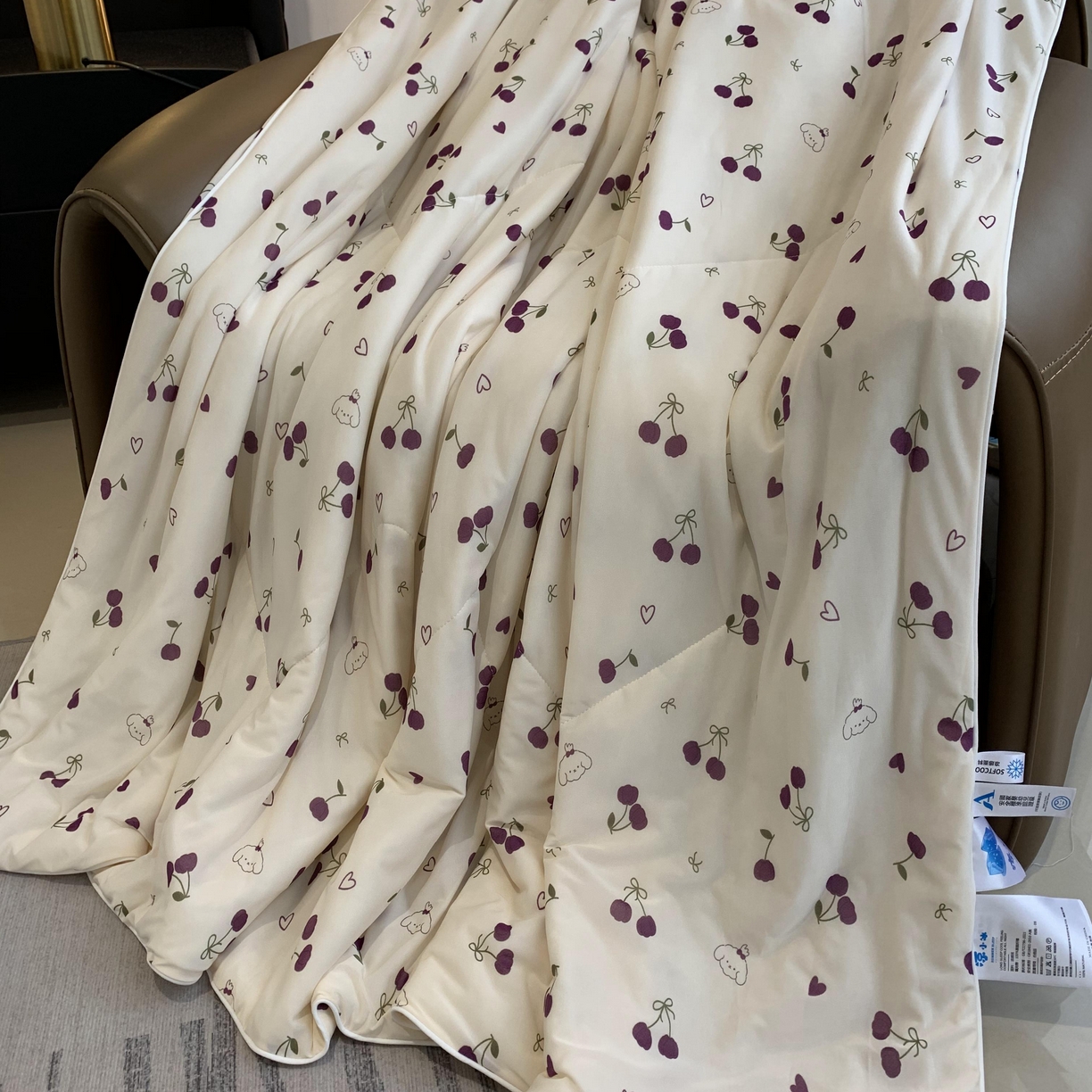 91家纺网 家纺一手货源 找家纺 2025新款小冰皮夏凉被锦纶氨纶面料空调夏被凉感丝单夏被空调被 车厘子