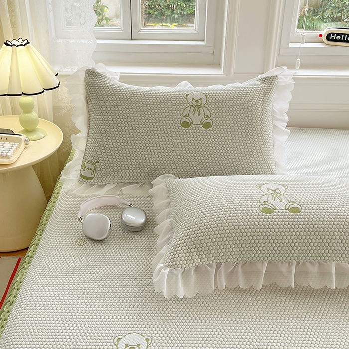 91家纺网 家纺一手货源 找家纺 梦舒羽 2025春夏新款冰豆豆凉席席子-床裙款 凉豆豆-小熊绿