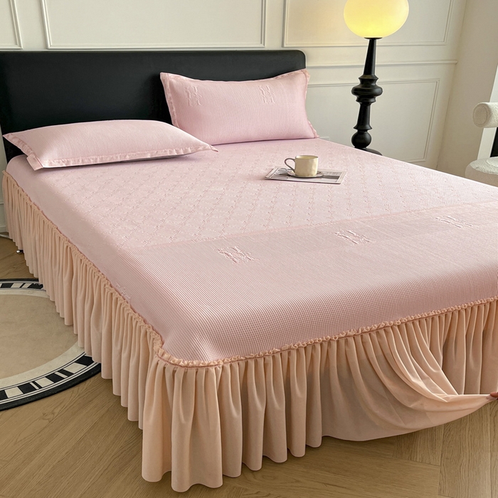 91家纺网 家纺一手货源 找家纺 鑫琪莱  2025新款5D立体雕花凉感豆豆冰丝床裙三件套 床裙H款-粉