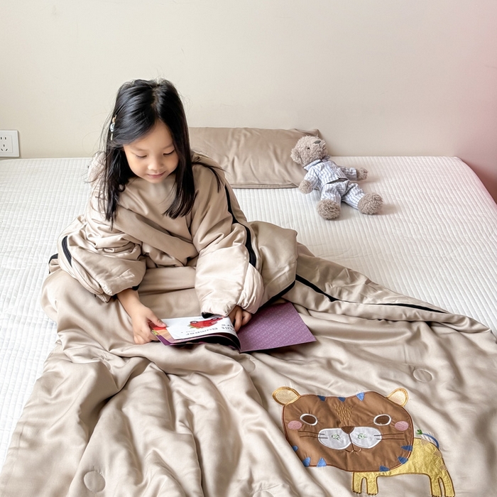 91家纺网 家纺一手货源 找家纺 喜多兔儿童家纺 2025新款萌宝系列40S纯棉夏季睡袋防踢被 卡其色小老虎多多