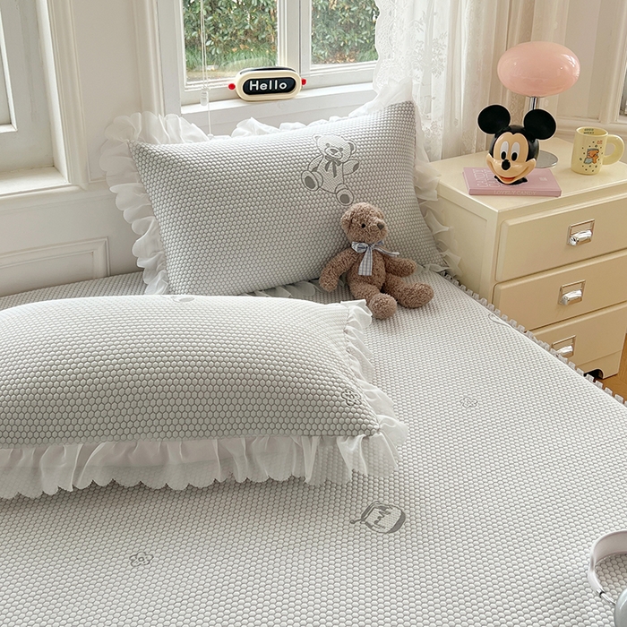 91家纺网 家纺一手货源 找家纺 梦舒羽 2025春夏新款冰豆豆凉席席子-床裙款 凉豆豆-小熊灰