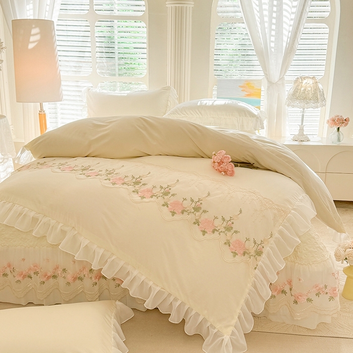 91家纺网 家纺一手货源 找家纺 大麦家纺2025新款年新款亲肤花边款床盖四件套  甜心小姐-奶昔白