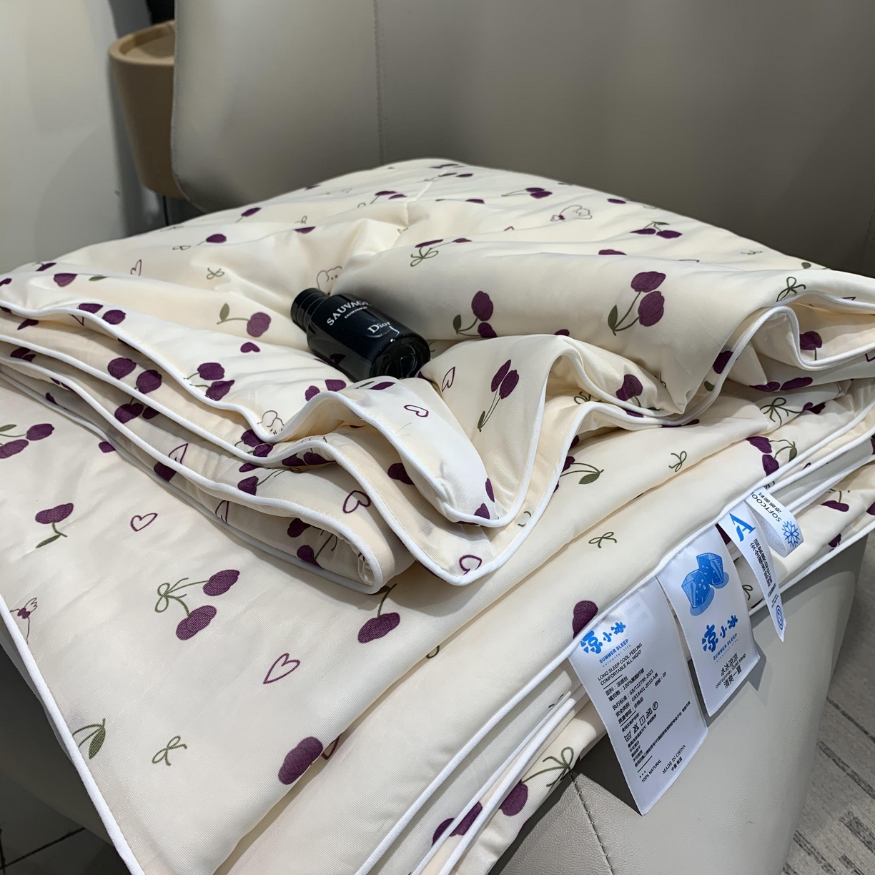 91家纺网 家纺一手货源 找家纺 2025新款小冰皮夏凉被锦纶氨纶面料空调夏被凉感丝单夏被空调被 车厘子