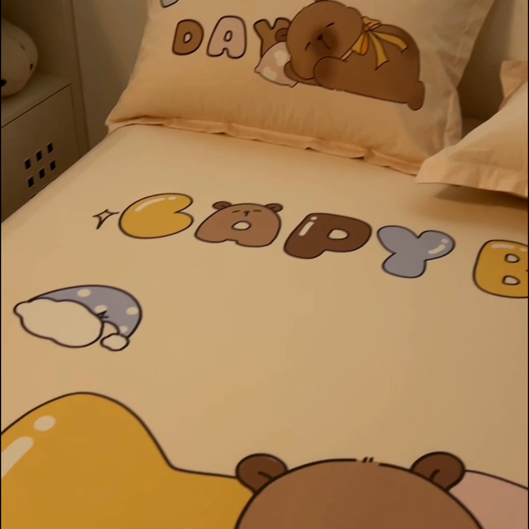 91家纺网 家纺一手货源 找家纺 浩诚2025新款卡皮巴拉原创IP全棉大版单床笠单枕套-有作品登记证书 睡梦巴拉