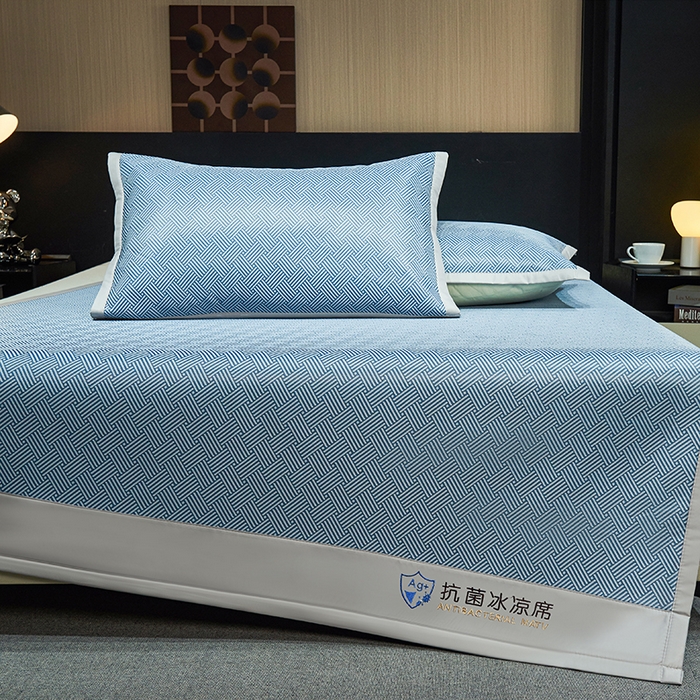 91家纺网 家纺一手货源 找家纺 小萌虎 2025新款轻柔丝抗菌冰丝藤凉席（复合三明治款）宽包刺绣冰丝软席藤席 抗菌三明治冰丝藤席-冰岛-绅士蓝