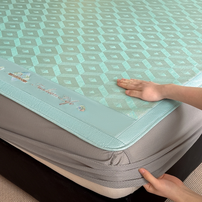 91家纺网 家纺一手货源 找家纺 鑫琪莱家纺 2025新款冰柔凉感丝凉席席子三件套 摩登立方-绿-床笠款