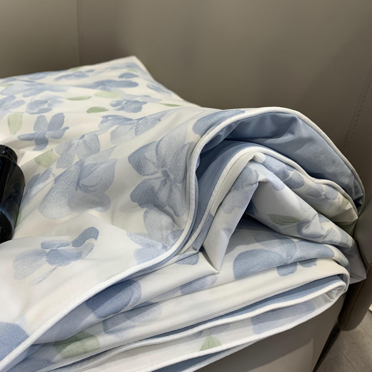 91家纺网 家纺一手货源 找家纺 2025新款小冰皮夏凉被锦纶氨纶面料空调夏被凉感丝单夏被空调被 清凉一夏蓝