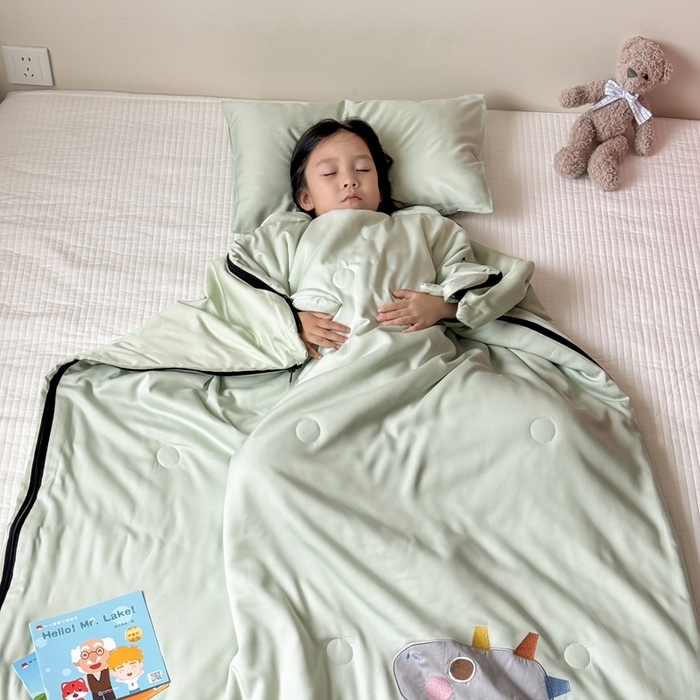 91家纺网 家纺一手货源 找家纺 喜多兔儿童家纺 2025新款萌宝系列40S纯棉夏季睡袋防踢被 绿色小恐龙亮亮