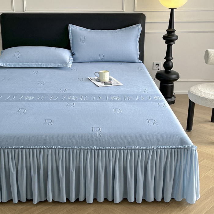 91家纺网 家纺一手货源 找家纺 鑫琪莱  2025新款5D立体雕花凉感豆豆冰丝床裙三件套 床裙D款-蓝