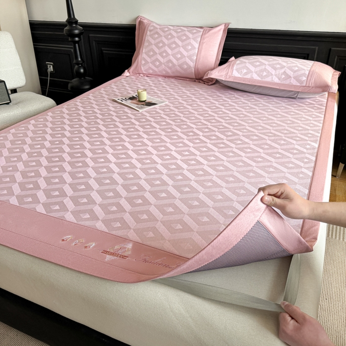 91家纺网 家纺一手货源 找家纺 鑫琪莱家纺 2025新款冰柔凉感丝凉席席子三件套 摩登立方-粉-床席款