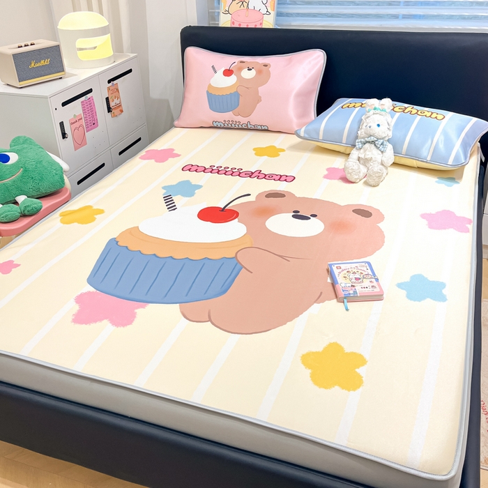 91家纺网 家纺一手货源 找家纺 暮思家居 2025新款正版miiiiichan可爱卡通大版数码印花A类1200D冰丝凉席三件套平铺床笠 蛋糕小熊