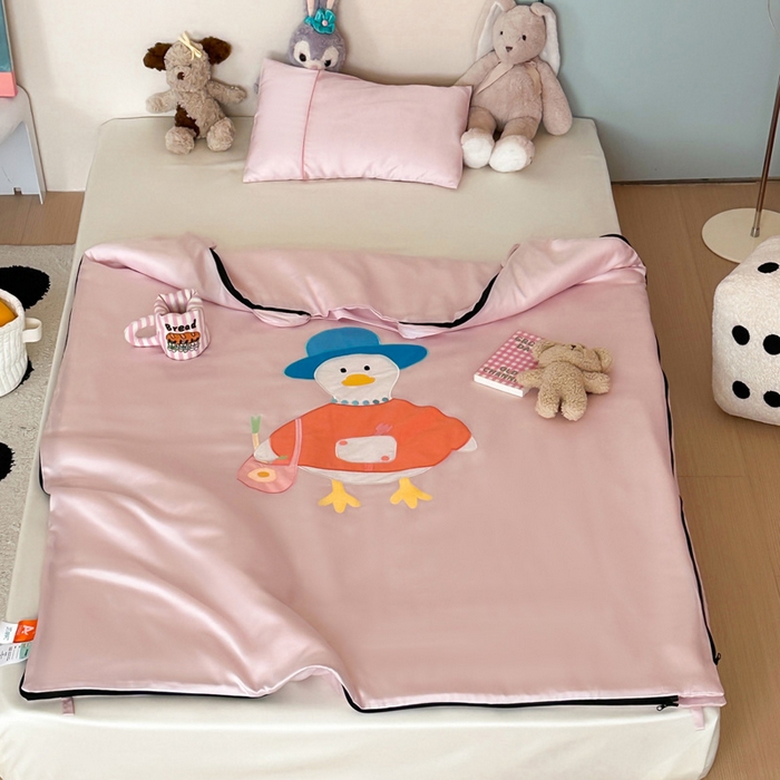 91家纺网 家纺一手货源 找家纺 喜多兔儿童家纺 2025新款60S兰精天丝睡袋防踢被 粉色礼帽鸭
