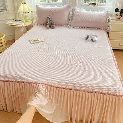 91家纺网 家纺一手货源 找家纺 梦舒羽 2025春夏新款冰豆豆凉席席子-床裙款 凉豆豆-小熊粉