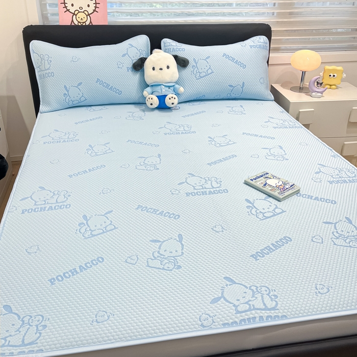 91家纺网 家纺一手货源 找家纺 2025新款三丽鸥正版授权A类提花冰豆豆凉席平铺款床笠款系列_1409 冰豆豆-帕恰狗-蓝