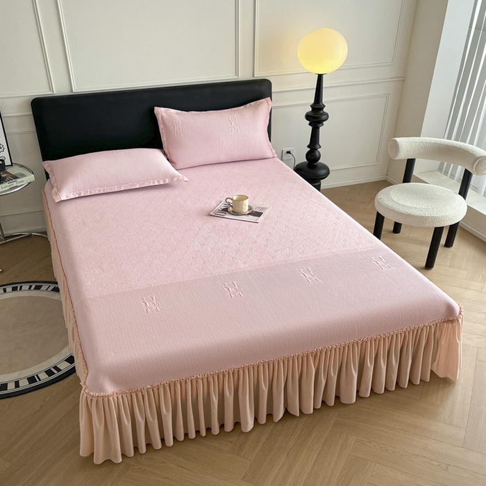 91家纺网 家纺一手货源 找家纺 鑫琪莱  2025新款5D立体雕花凉感豆豆冰丝床裙三件套 床裙H款-粉