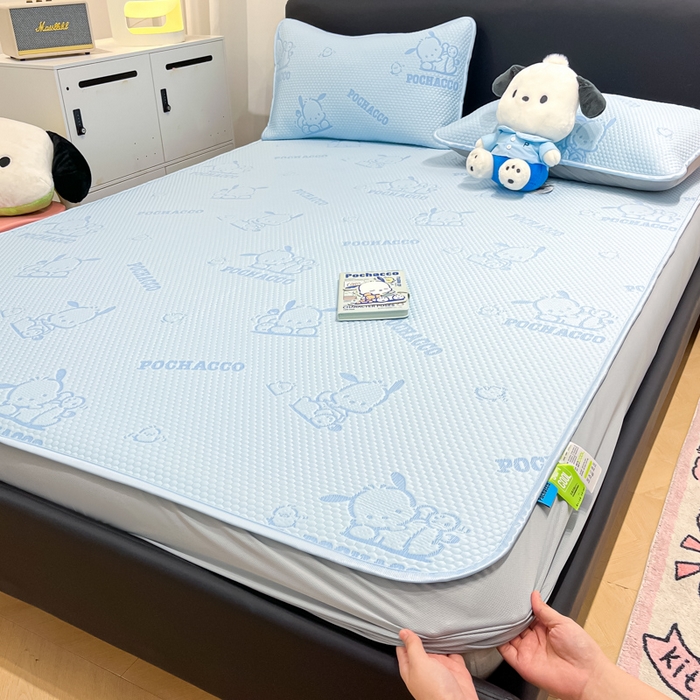 91家纺网 家纺一手货源 找家纺 2025新款三丽鸥正版授权A类提花冰豆豆凉席平铺款床笠款系列_1409 冰豆豆-帕恰狗-蓝