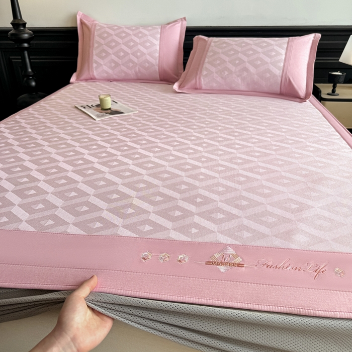 91家纺网 家纺一手货源 找家纺 鑫琪莱家纺 2025新款冰柔凉感丝凉席席子三件套 摩登立方-粉-床笠款