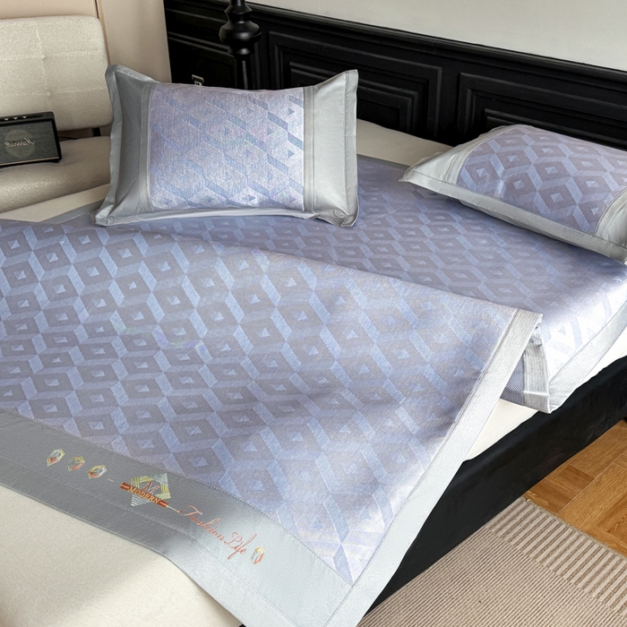 91家纺网 家纺一手货源 找家纺 鑫琪莱家纺 2025新款冰柔凉感丝凉席席子三件套 摩登立方-蓝-床席款