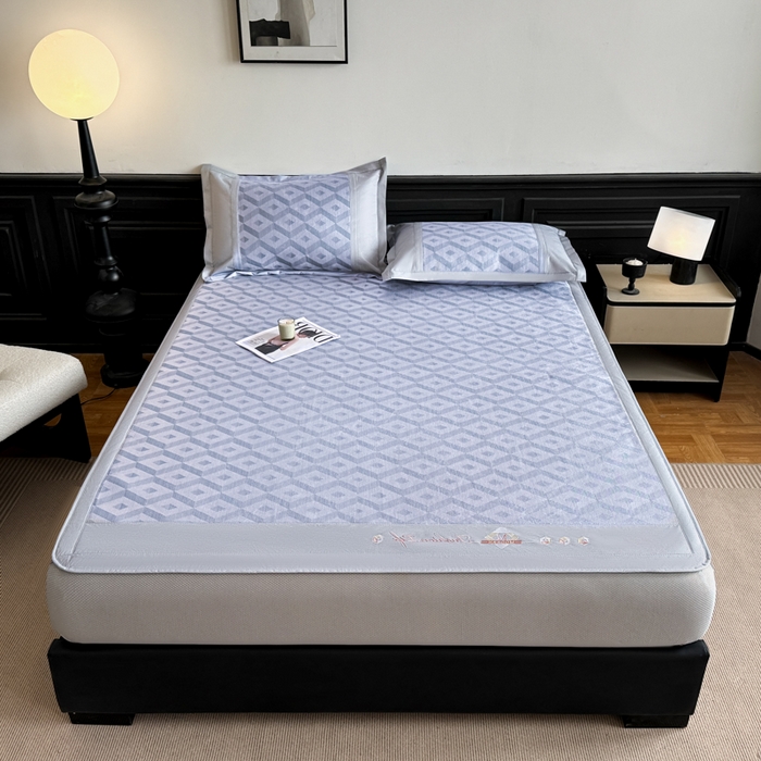 91家纺网 家纺一手货源 找家纺 鑫琪莱家纺 2025新款冰柔凉感丝凉席席子三件套 摩登立方-蓝-床笠款