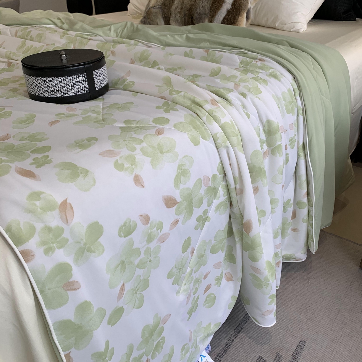 91家纺网 家纺一手货源 找家纺 2025新款小冰皮夏凉被锦纶氨纶面料空调夏被凉感丝单夏被空调被 清凉一夏绿