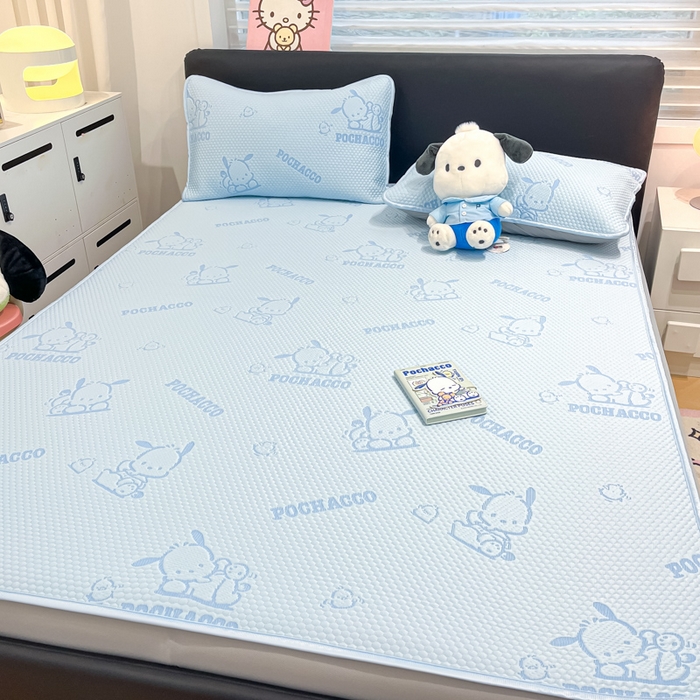 91家纺网 家纺一手货源 找家纺 2025新款三丽鸥正版授权A类提花冰豆豆凉席平铺款床笠款系列_1409 冰豆豆-帕恰狗-蓝