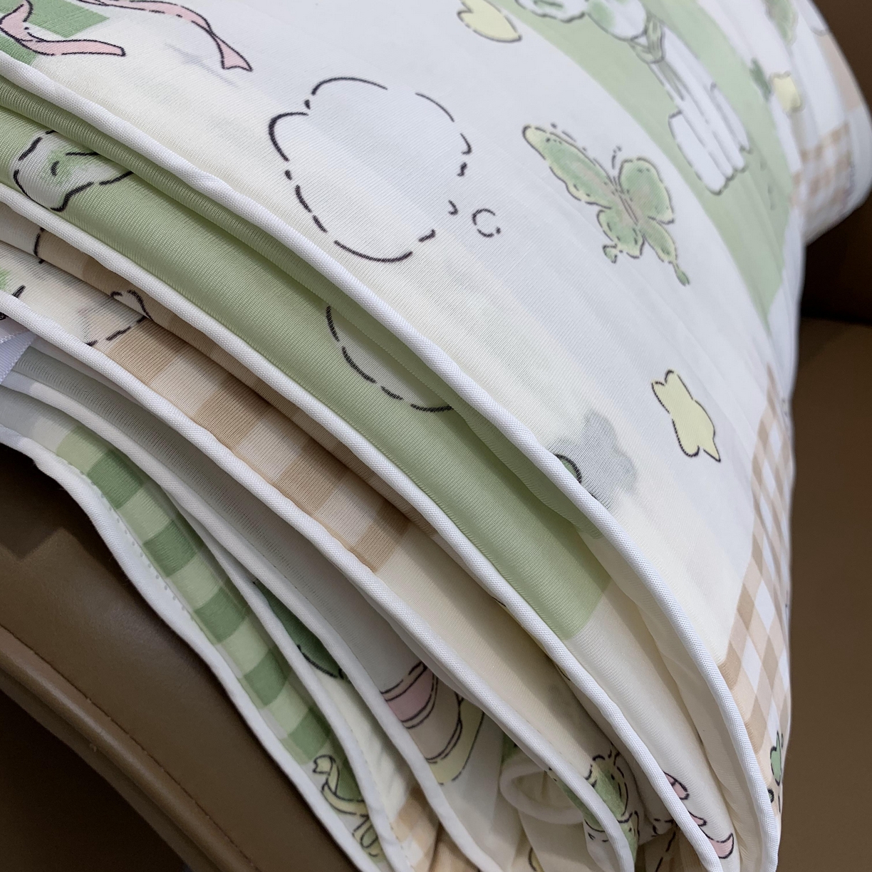 91家纺网 家纺一手货源 找家纺 2025新款小冰皮夏凉被锦纶氨纶面料空调夏被凉感丝单夏被空调被 生日派对