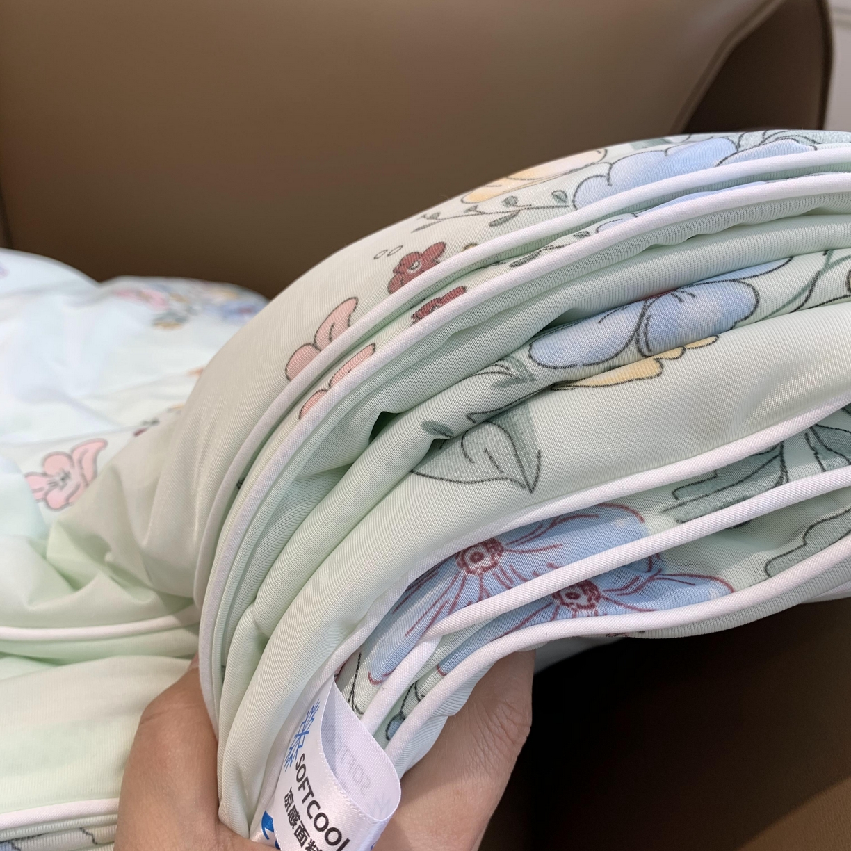 91家纺网 家纺一手货源 找家纺 2025新款小冰皮夏凉被锦纶氨纶面料空调夏被凉感丝单夏被空调被 香草奶冻