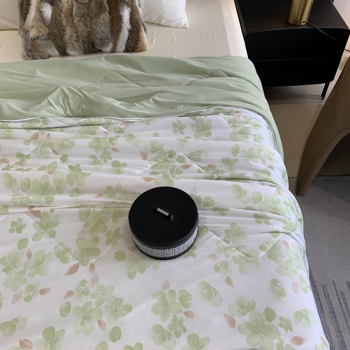 91家纺网 家纺一手货源 找家纺 2025新款小冰皮夏凉被锦纶氨纶面料空调夏被凉感丝单夏被空调被 清凉一夏绿