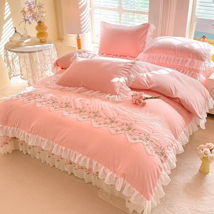 91家纺网 家纺一手货源 找家纺 大麦家纺2025新款年新款亲肤花边款床盖四件套  甜心小姐-香槟玉