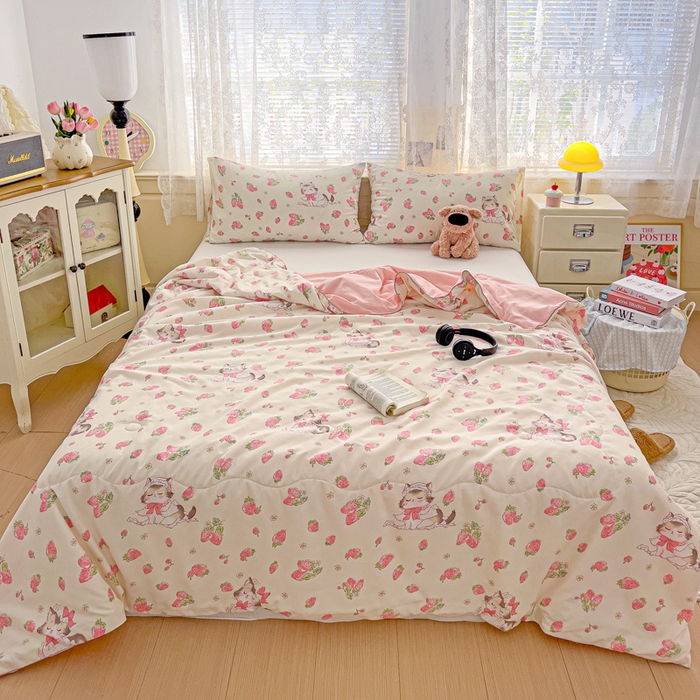 91家纺网 家纺一手货源 找家纺 2025春夏新款嵌绳款云柔水洗棉单夏被夏凉被空调被 嵌绳夏被-草莓小猫