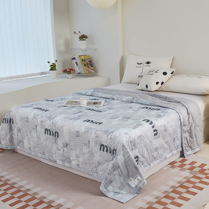 91家纺网 家纺一手货源 找家纺 被多多被业 2025新款凉感丝印花夏被夏凉被空调被 灰迷你