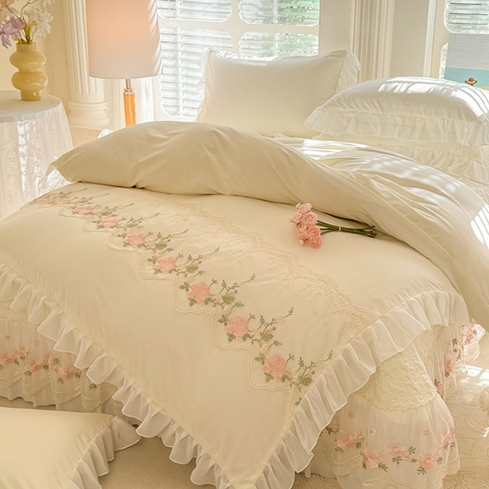 91家纺网 家纺一手货源 找家纺 大麦家纺2025新款年新款亲肤花边款床盖四件套  甜心小姐-奶昔白
