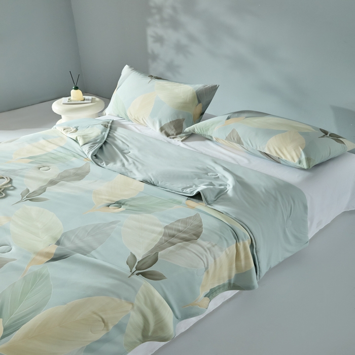 91家纺网 家纺一手货源 找家纺 2025春夏新款100%双面锦纶美式印花夏被凉感空调被 清新叶语