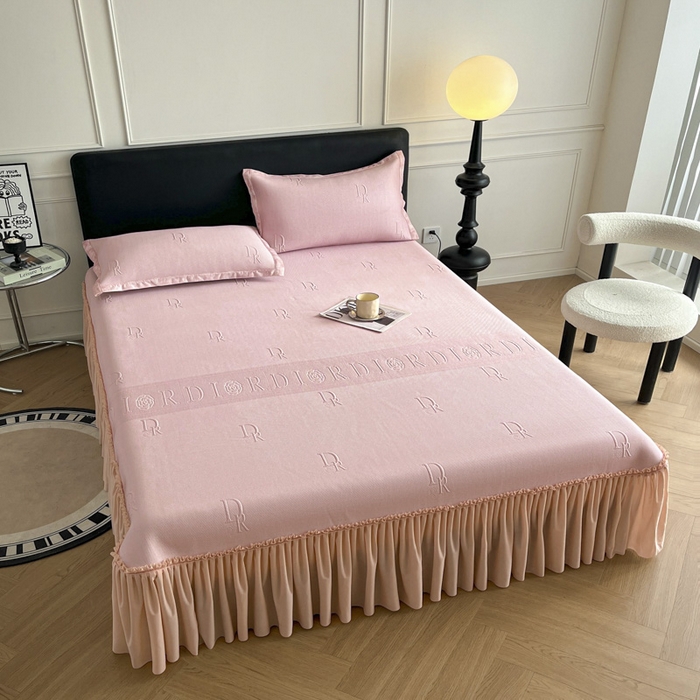 91家纺网 家纺一手货源 找家纺 鑫琪莱  2025新款5D立体雕花凉感豆豆冰丝床裙三件套 床裙D款-粉