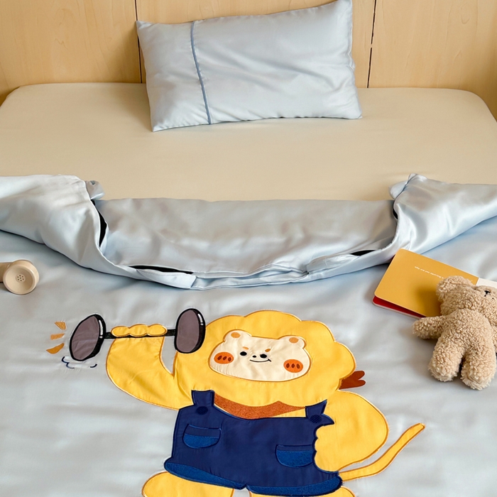 91家纺网 家纺一手货源 找家纺 喜多兔儿童家纺 2025新款60S兰精天丝睡袋防踢被 灰蓝色运动小狮子