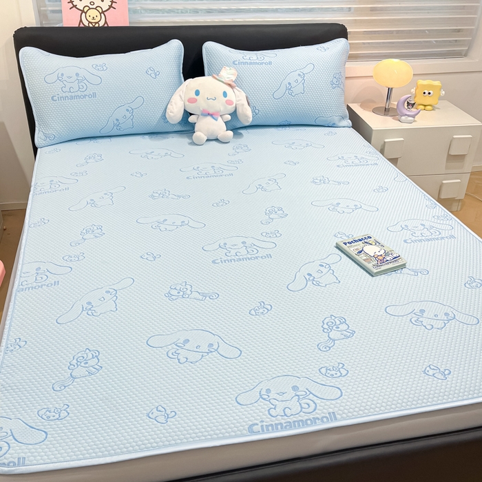 91家纺网 家纺一手货源 找家纺 2025新款三丽鸥正版授权A类提花冰豆豆凉席平铺款床笠款系列_1409 冰豆豆-玉桂狗-蓝