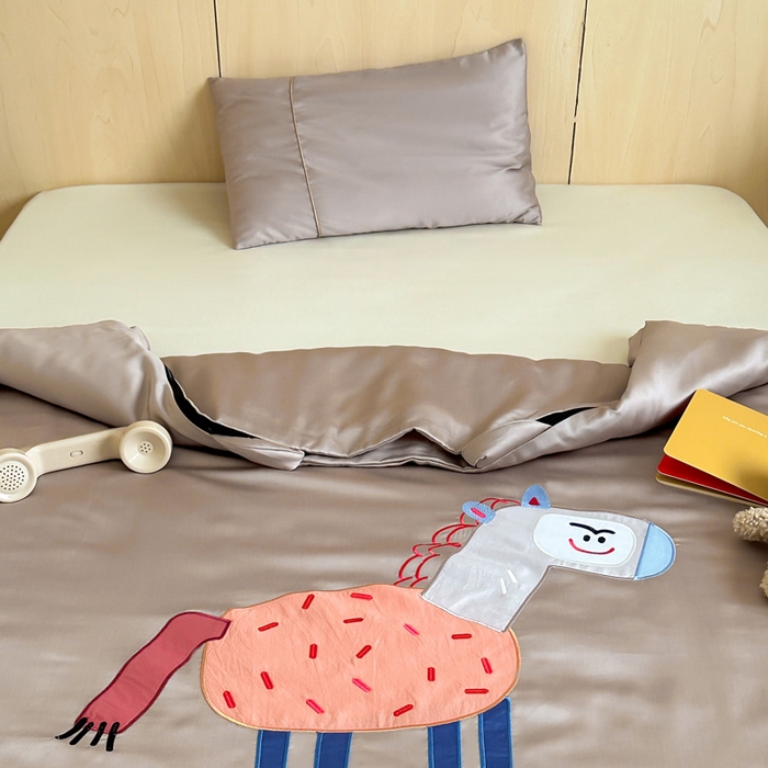 91家纺网 家纺一手货源 找家纺 喜多兔儿童家纺 2025新款60S兰精天丝睡袋防踢被 卡其色勤劳小马