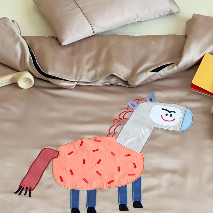 91家纺网 家纺一手货源 找家纺 喜多兔儿童家纺 2025新款60S兰精天丝睡袋防踢被 卡其色勤劳小马