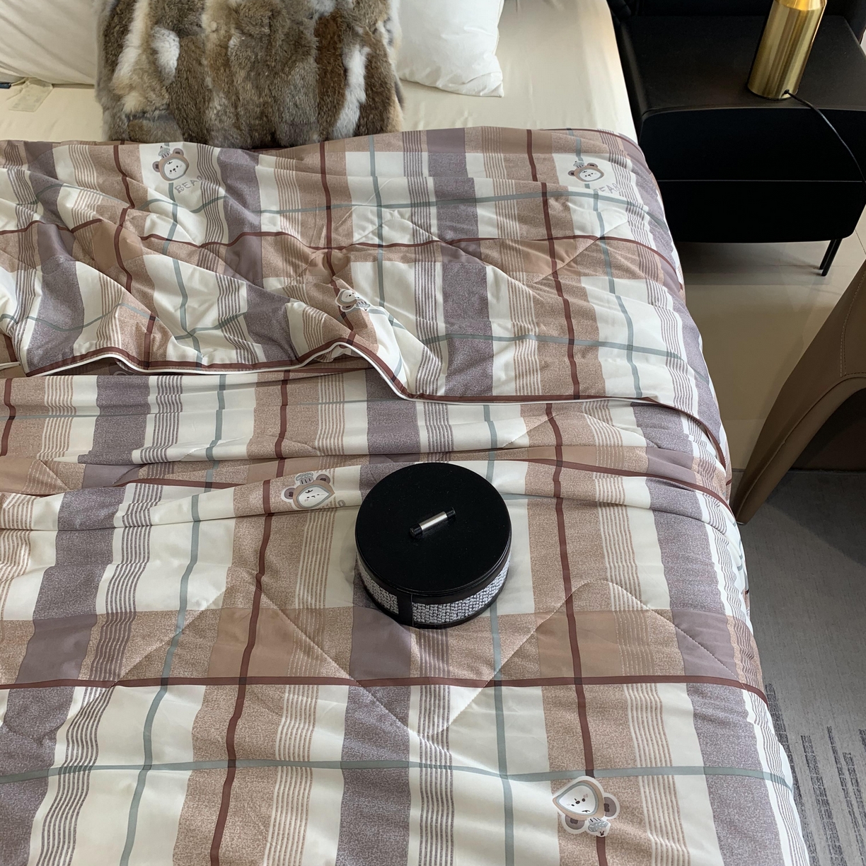 91家纺网 家纺一手货源 找家纺 2025新款小冰皮夏凉被锦纶氨纶面料空调夏被凉感丝单夏被空调被 宝格咖