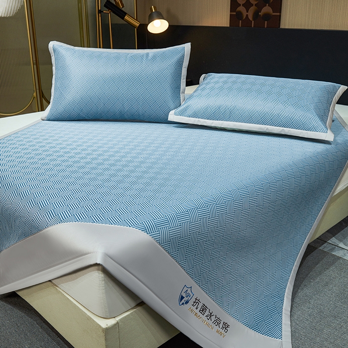 91家纺网 家纺一手货源 找家纺 小萌虎 2025新款轻柔丝抗菌冰丝藤凉席（复合三明治款）宽包刺绣冰丝软席藤席 抗菌三明治冰丝藤席-冰岛-绅士蓝