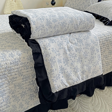 91家纺网 家纺一手货源 找家纺 米莱家纺 2025新款A类赫本风针织双层纱夏被床盖四件套 半夏蓝