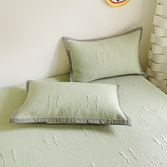 91家纺网 家纺一手货源 找家纺 富馨莱 2025春夏新款公主仙女风480克PE凉感凉豆豆床裙凉席三件套 蝴蝶结-绿床裙款