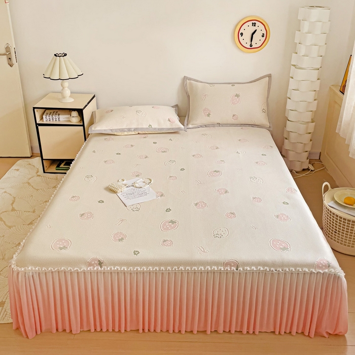 91家纺网 家纺一手货源 找家纺 富馨莱 2025春夏新款公主仙女风480克PE凉感凉豆豆床裙凉席三件套 草莓乐园-床裙款