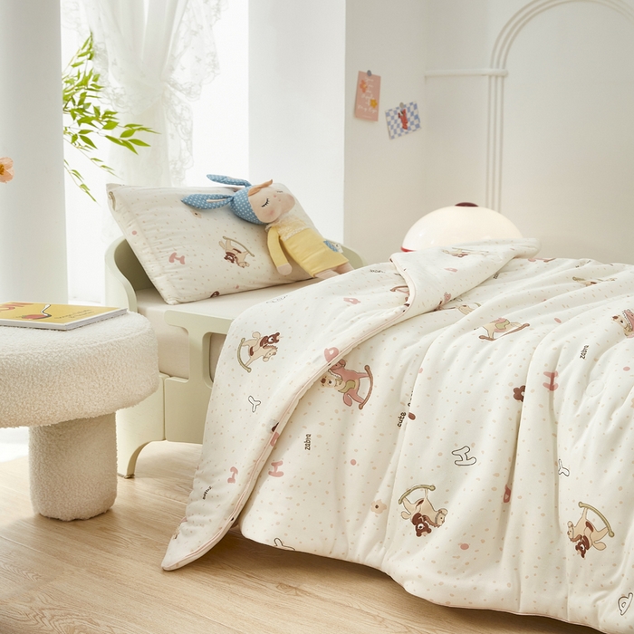 91家纺网 家纺一手货源 找家纺 丝涟家居 2025新款A类双面针织棉卡通小清新滚绳工艺夏被木马熊