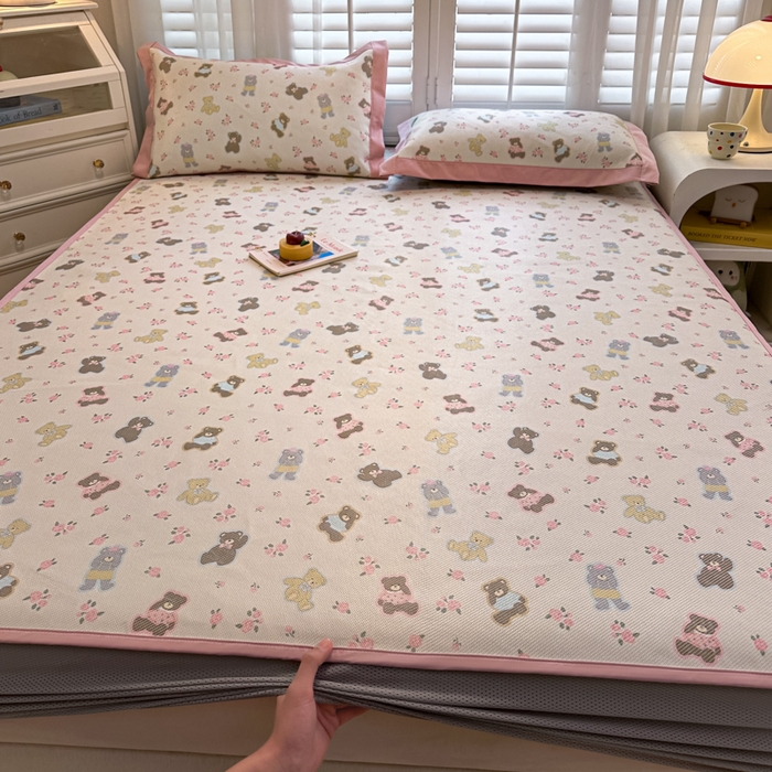 91家纺网 家纺一手货源 找家纺 迪乐妮 2025新款真冰藤印花床笠款凉席 小熊乐园-粉